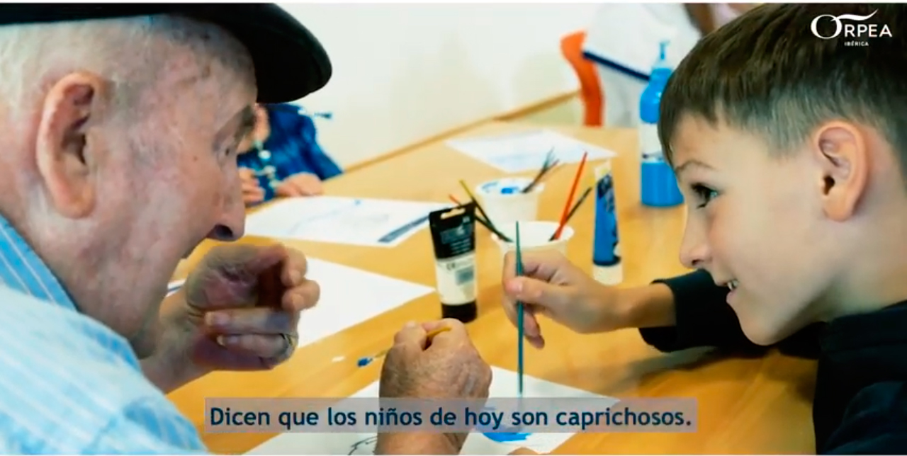 ORPEA logra romper barreras de comunicación entre niños y mayores a través del lenguaje de signos