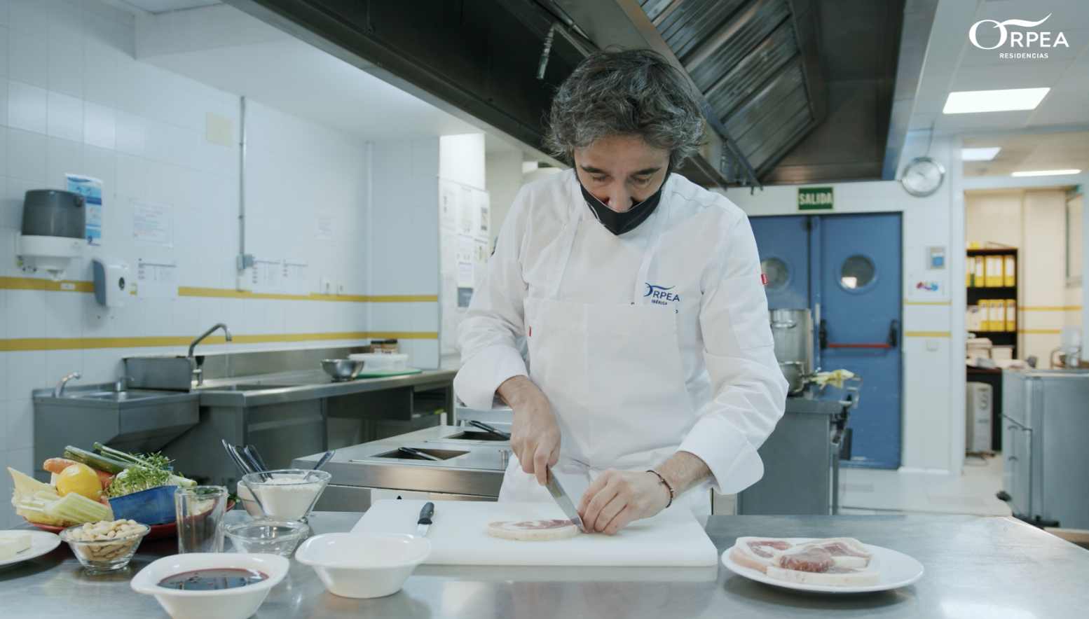 Diego Guerrero, chef con dos Estrellas Michelin, cocina el menú de Nochebuena para los mayores de las residencias ORPEA
