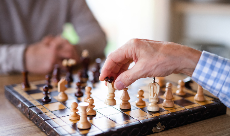 Juegos de mesa para entrenar la mente en las personas mayores